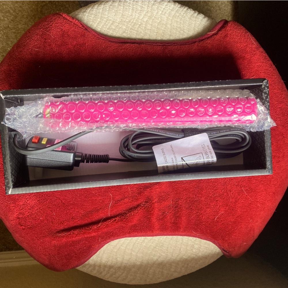 Hair straightener brandnew, still in box.beautiful bright pink color.
